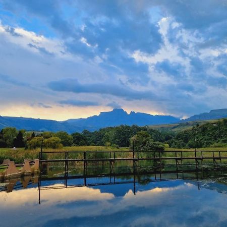 Dragon Peaks Mountain Resort Champagne Valley エクステリア 写真