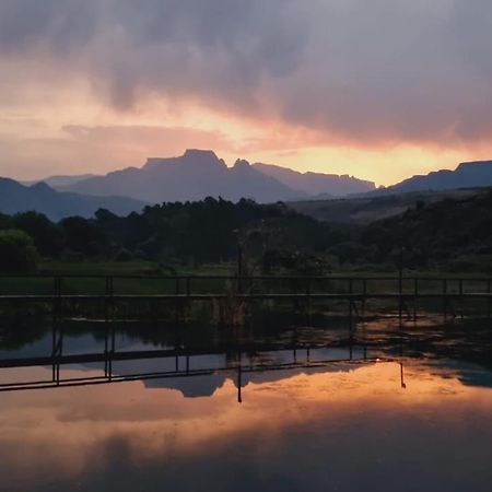 Dragon Peaks Mountain Resort Champagne Valley エクステリア 写真