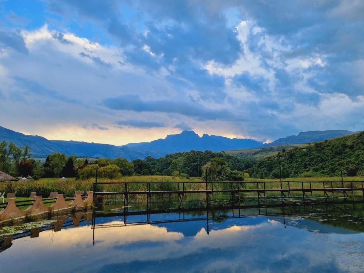 Dragon Peaks Mountain Resort Champagne Valley エクステリア 写真