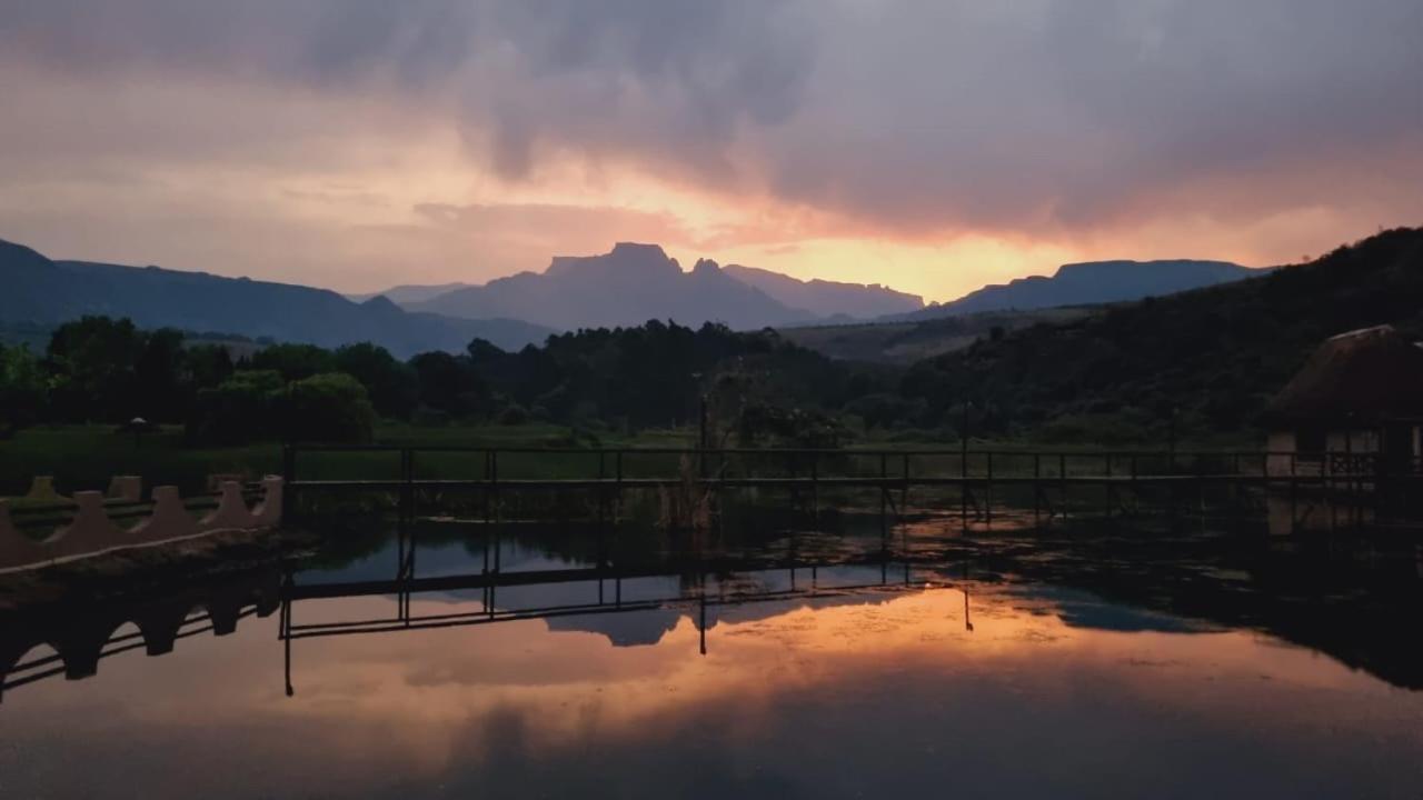 Dragon Peaks Mountain Resort Champagne Valley エクステリア 写真
