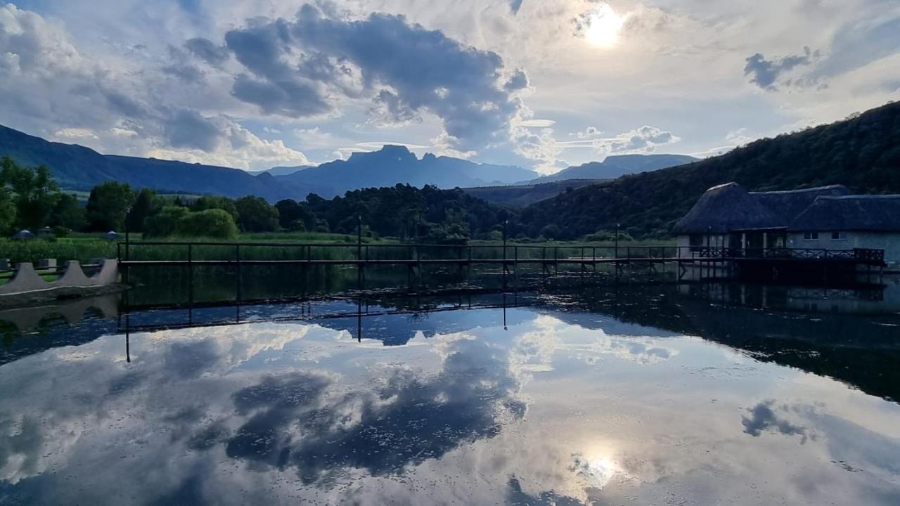 Dragon Peaks Mountain Resort Champagne Valley エクステリア 写真