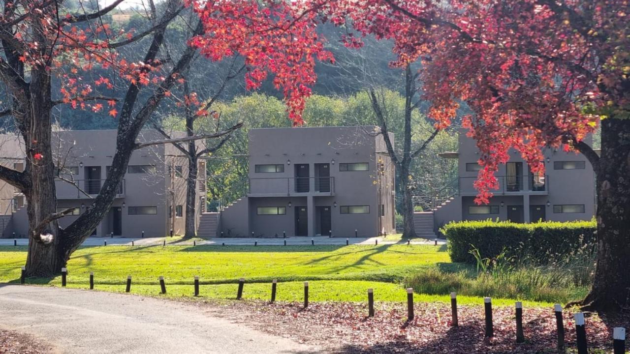 Dragon Peaks Mountain Resort Champagne Valley エクステリア 写真