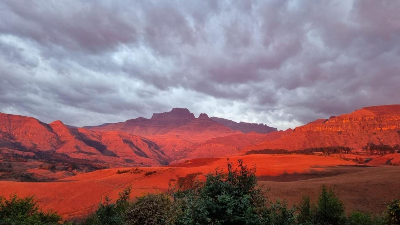 Dragon Peaks Mountain Resort Champagne Valley エクステリア 写真