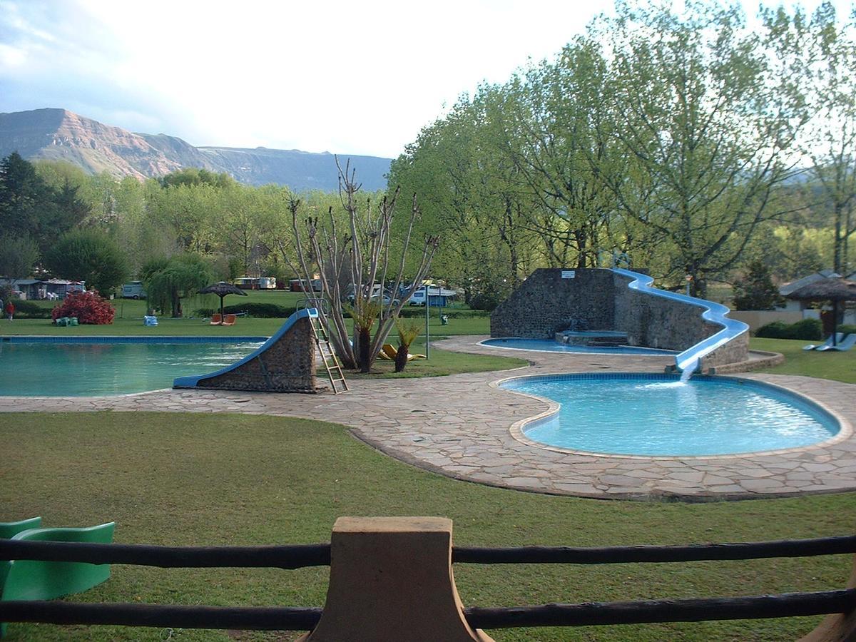Dragon Peaks Mountain Resort Champagne Valley エクステリア 写真