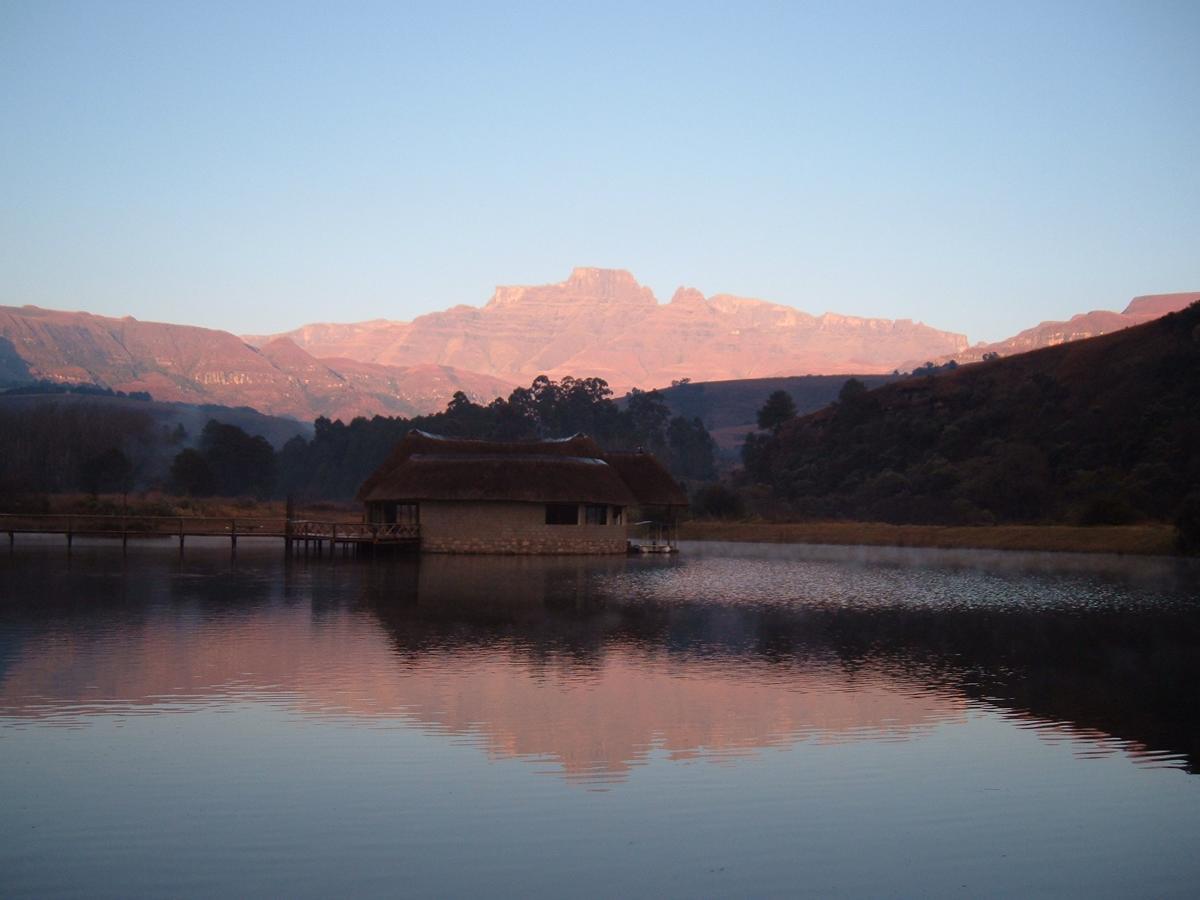 Dragon Peaks Mountain Resort Champagne Valley エクステリア 写真