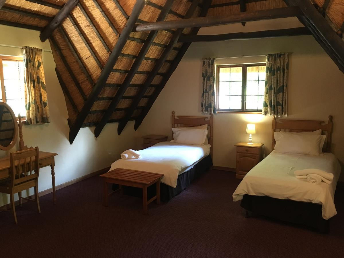 Dragon Peaks Mountain Resort Champagne Valley エクステリア 写真