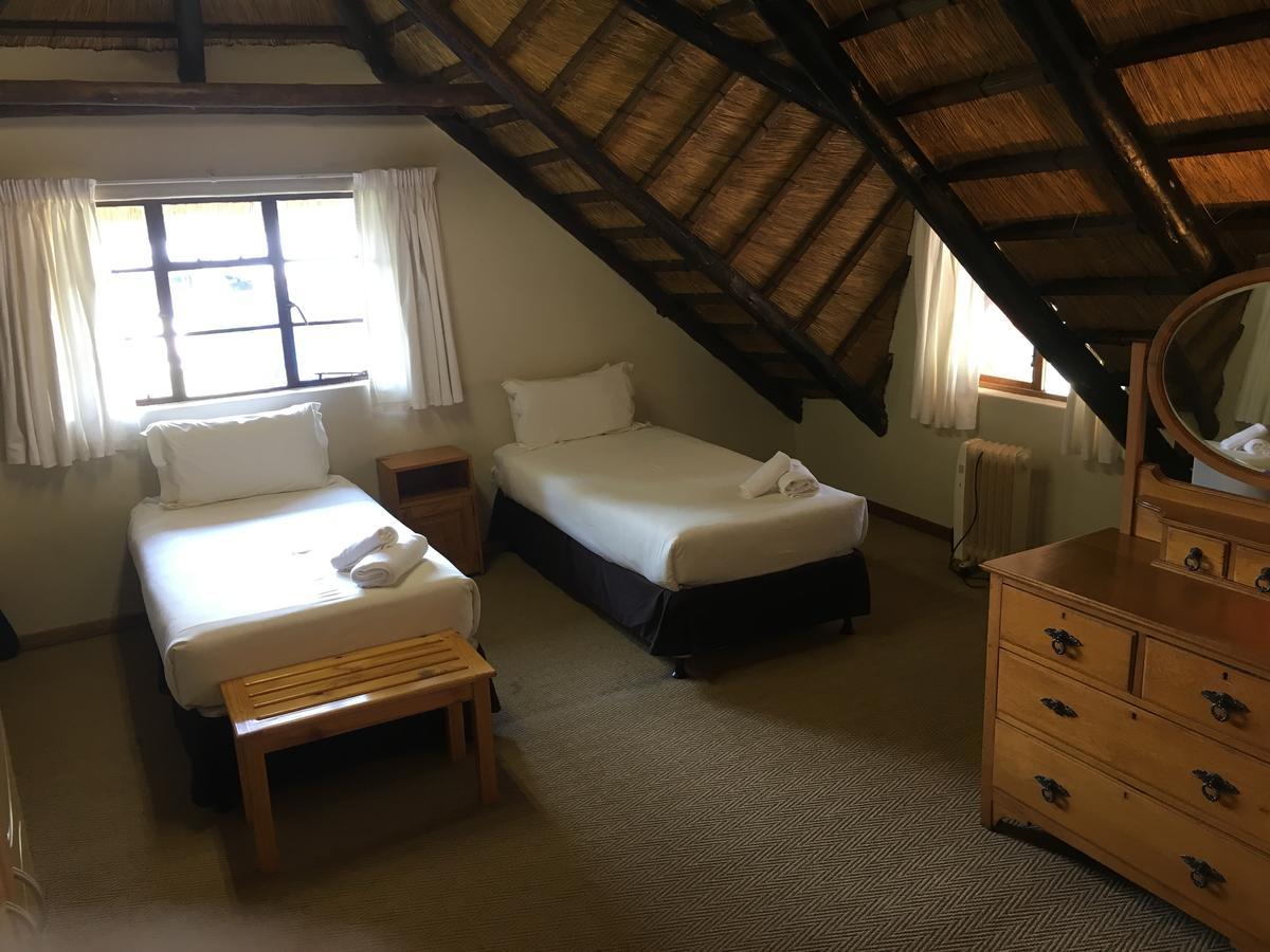 Dragon Peaks Mountain Resort Champagne Valley エクステリア 写真
